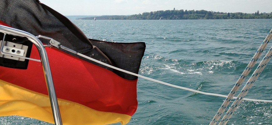 bodensee-auf-eigenem-Kiel-Deutschlandfahne-mit-Ufer